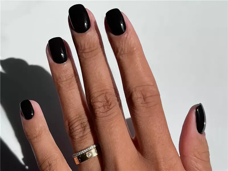 موضة الأظافر السوداء تكتسح خريف 2025.. اعتمديها لإطلالة مميزة