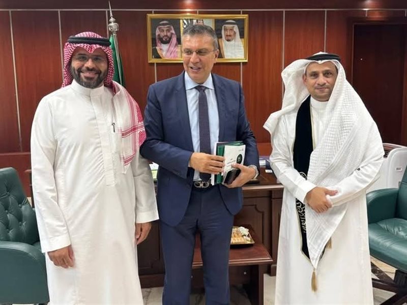 جامعة الملك عبد العزيز تكرم الإعلامي عمرو الليثي