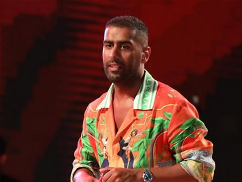 بدر الشعيبي يروج لمسرحية 