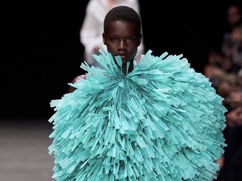 Stella McCartney تحتفي بالحب والاستدامة في عرض “Come Together” لصيف 2026 بباريس