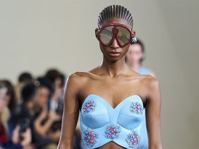 ربيع/صيف 2026: Rabanne يبحر نحو المستقبل مع جوليان دوسينا في أسبوع باريس للموضة