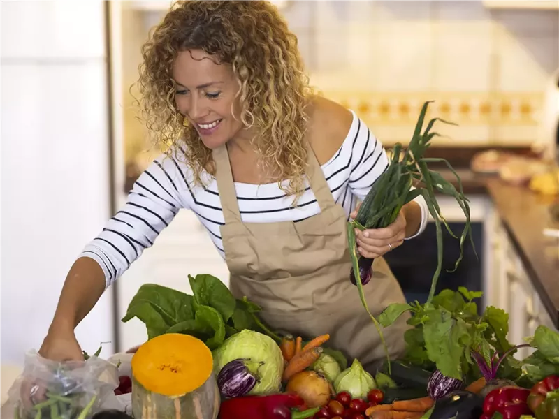 دراسة: النظام الغذائي النباتي قد يحسن صحة اللثة ويقلل الالتهابات