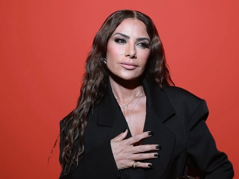 صبا مبارك تتألق بإطلالة جذابة من كريستيان لوبوتان في أسبوع الموضة بباريس