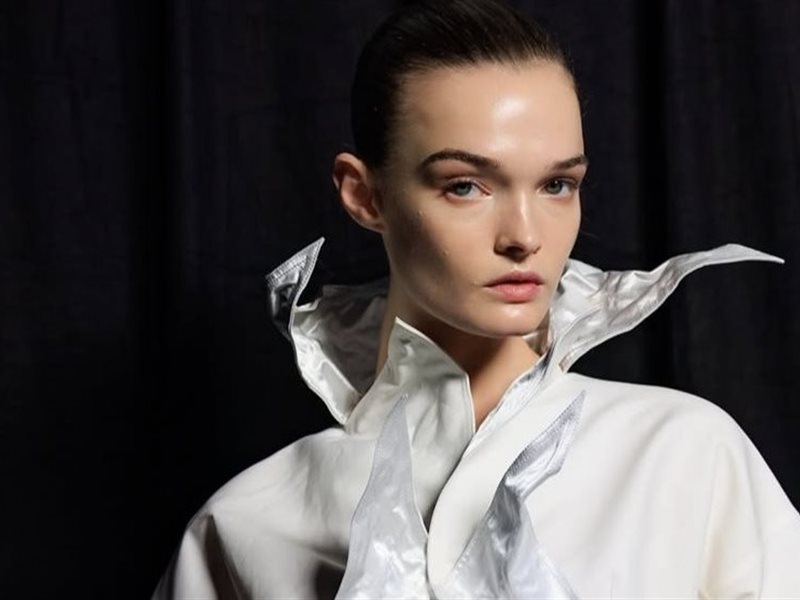 الشفافية والبريق الذهبي يسيطران على عرض سكياباريلي لربيع/صيف 2026 بباريس 