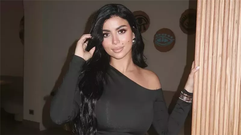 كارولين عزمي