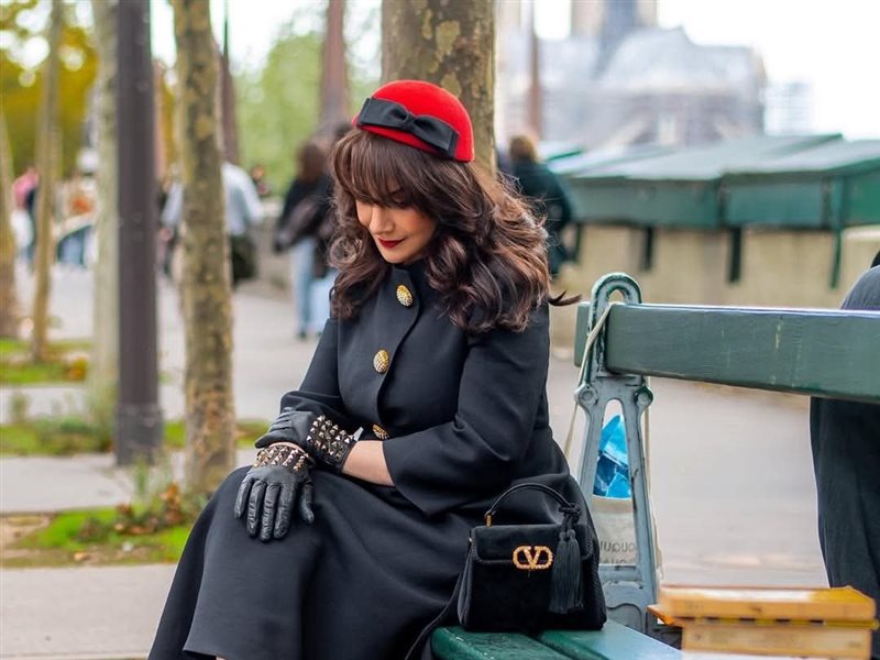 هدى حسين تخطف الأضواء بإطلالة فرنسية أنيقة في عرض Valentino بباريس