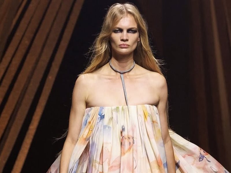 Alexander McQueen يعيد ولادة الطبيعة في عرض ربيع وصيف 2026 برؤية سيان ماغير الجريئة