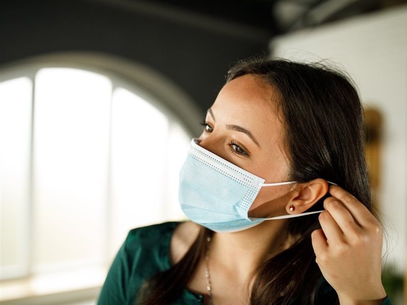 بريطانيا تشدد على ارتداء الكمامات مجددًا مع ارتفاع إصابات كوفيد بمتحورين جديدين