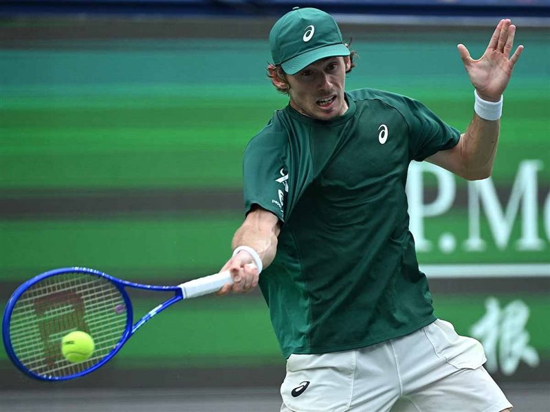 أليكس دي مينور يحقق انتصاره رقم 50 في ظل تحديات الطقس القاسي ببطولة شنغهاي