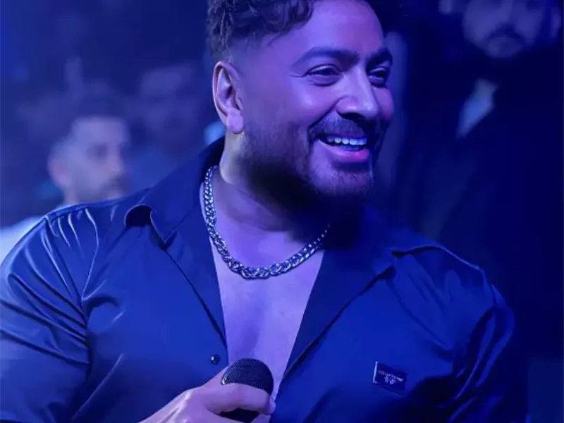 تامر حسني يتلقى اغرب هدية من معجبيه في البحرين