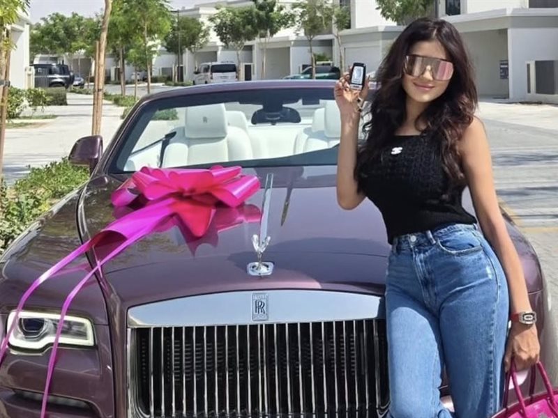 محمد سامي يفاجئ مي عمر بهدية فارهة في عيد ميلادها: رولز رويس فخمة بلون استثنائي