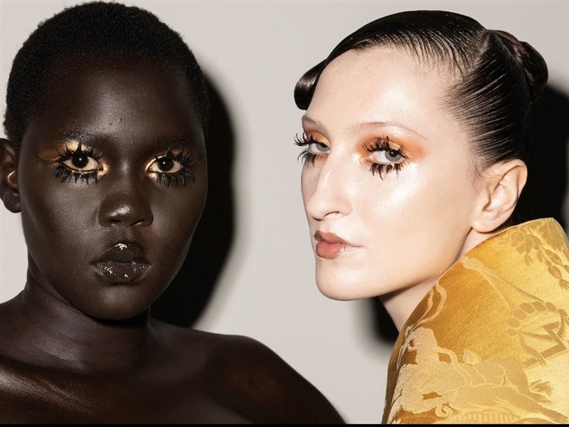 إطلالات جريئة وبشرة متوهّجة: هكذا رسمت أسابيع الموضة ملامح مكياج الموسم