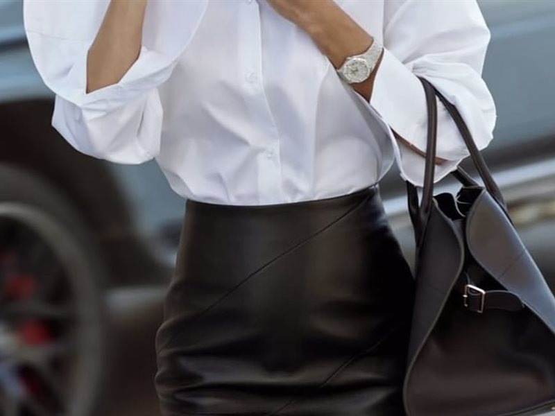 الجلد يفرض حضوره من جديد… التنّورات الجلدية تتصدر صيحات الموسم