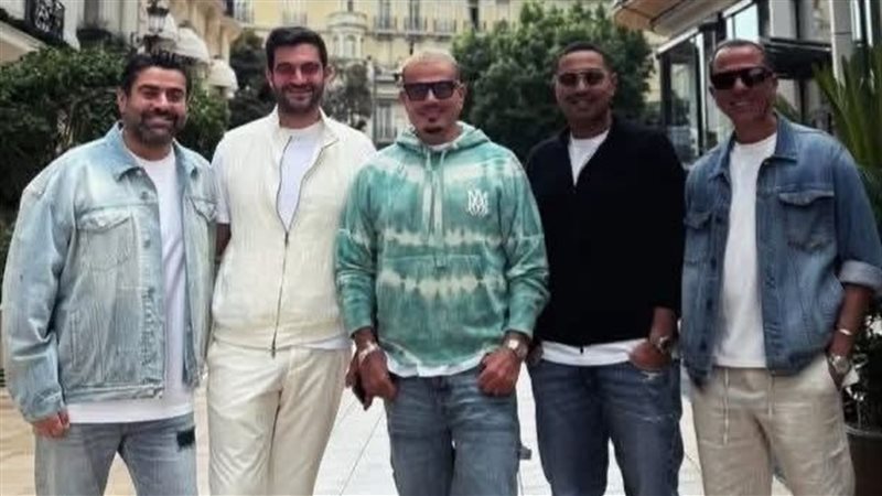 عمرو مع فريق المنظمين
