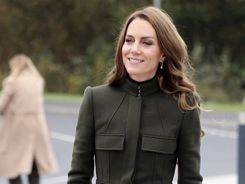 كيت ميدلتون تتألق بالأناقة البريطانية في إيرلندا الشمالية بتوقيع Alexander McQueen