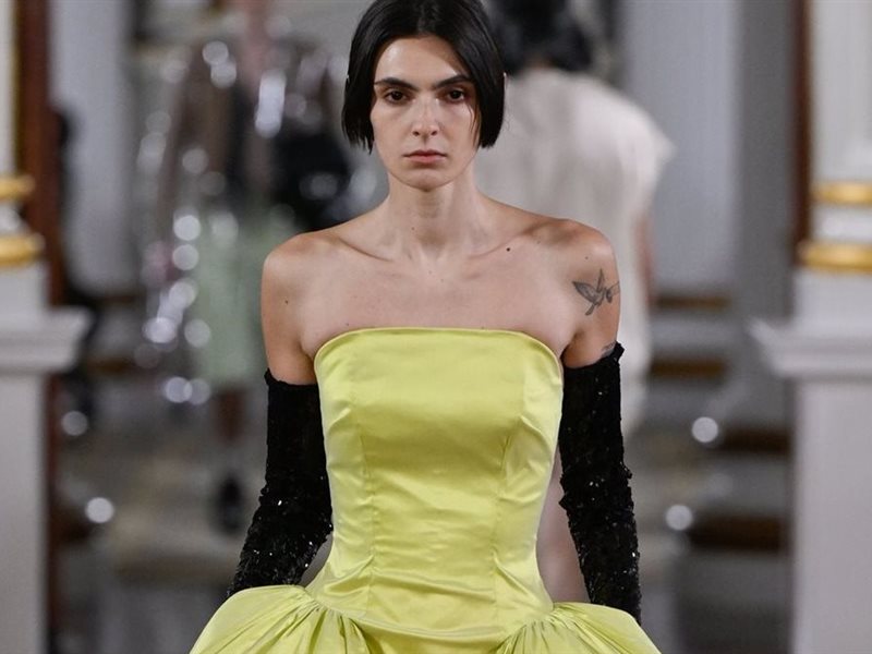 من “الكورسيه” إلى الفساتين الشفافة: النساء يُعدن تعريف مفاهيم الجرأة في عالم الموضة