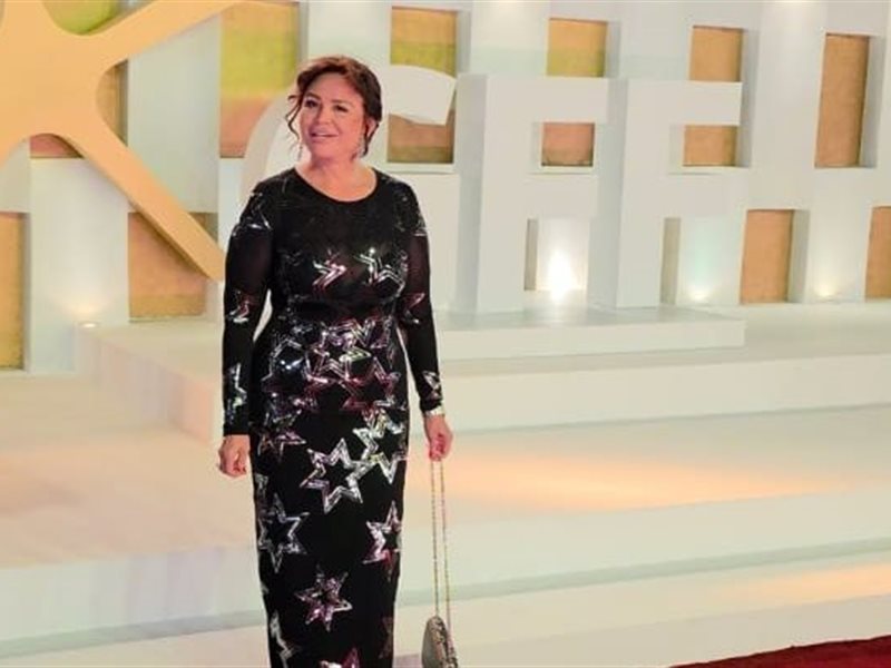 إلهام شاهين وأحمد حاتم وشيرين رضا يتألقون على السجادة الحمراء في افتتاح مهرجان الجونة السينمائي