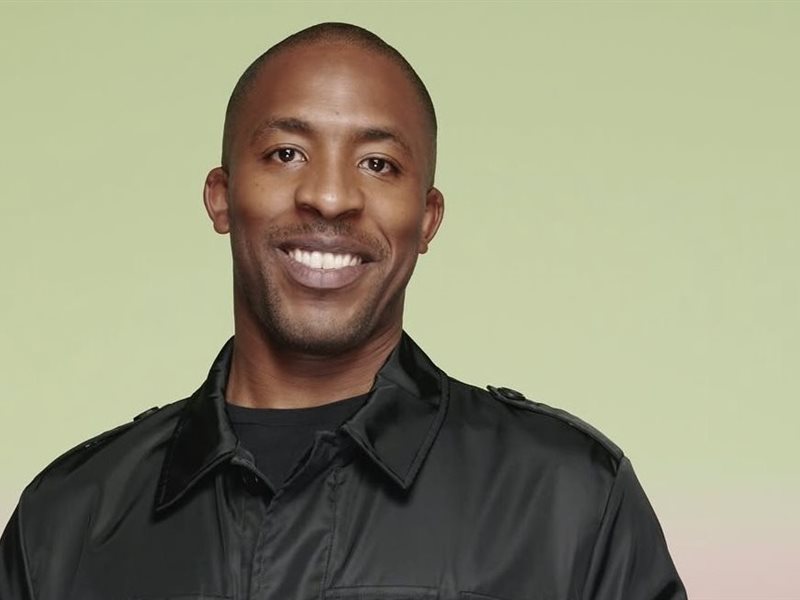 برادا تحتفل بالإبداع في لندن: “Prada Mode” تتحول إلى تجربة سينمائية بحضور سفراء الدار