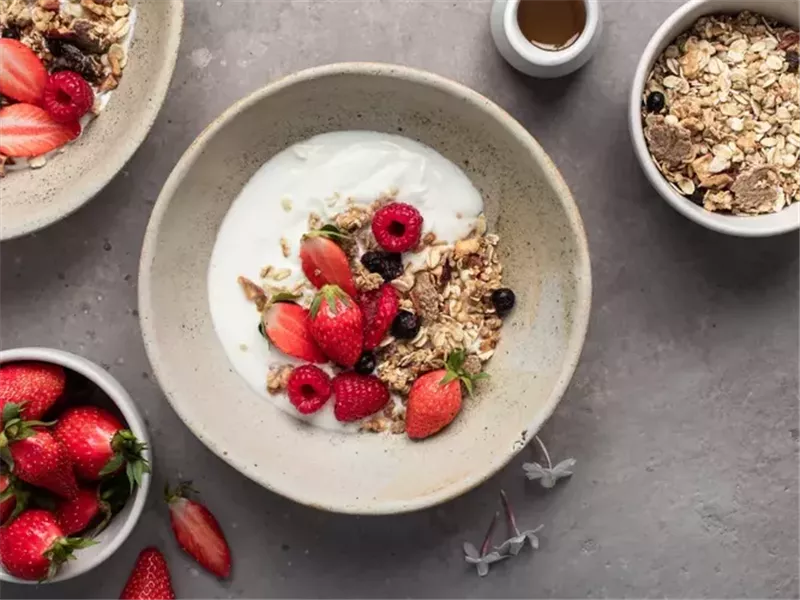 10 أطعمة مناسبة للإفطار مضادة للالتهابات تدعم صحتك كل صباح