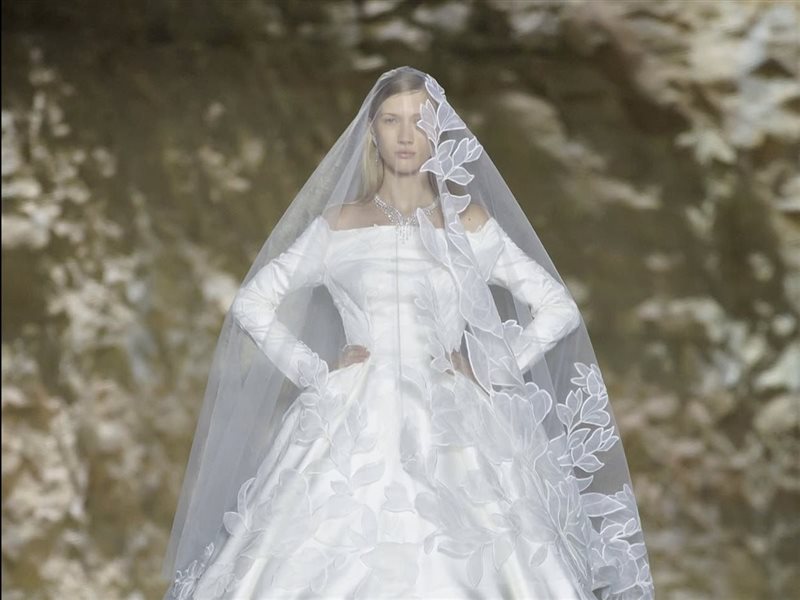 من التفاصيل الدقيقة إلى الخياطة الراقية: أشواق المرشد تكتب فصلاً من الفخامة في أسبوع الموضة بالرياض