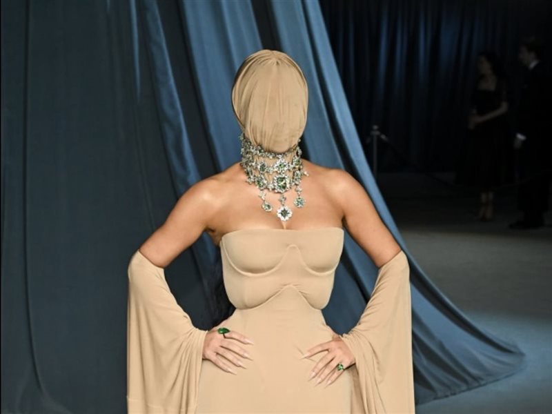 إطلالة غامضة من كيم كارداشيان في لوس أنجلوس… قناع مارجيلا يخطف الأنظار على السجادة الحمراء