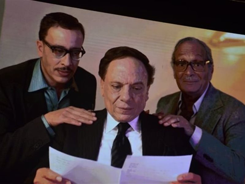 نقابة المهن التمثيلية ترد على الجدل حول كليب “من كان يا مكان”: الأغنية رمزية وتامر حسني لم يتدخل في اختيار الصور