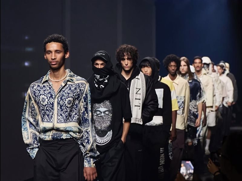 IH NOM UH NIT تخطف الأنظار في اليوم الرابع من أسبوع الموضة بالرياض بلمسات عصرية وجريئة