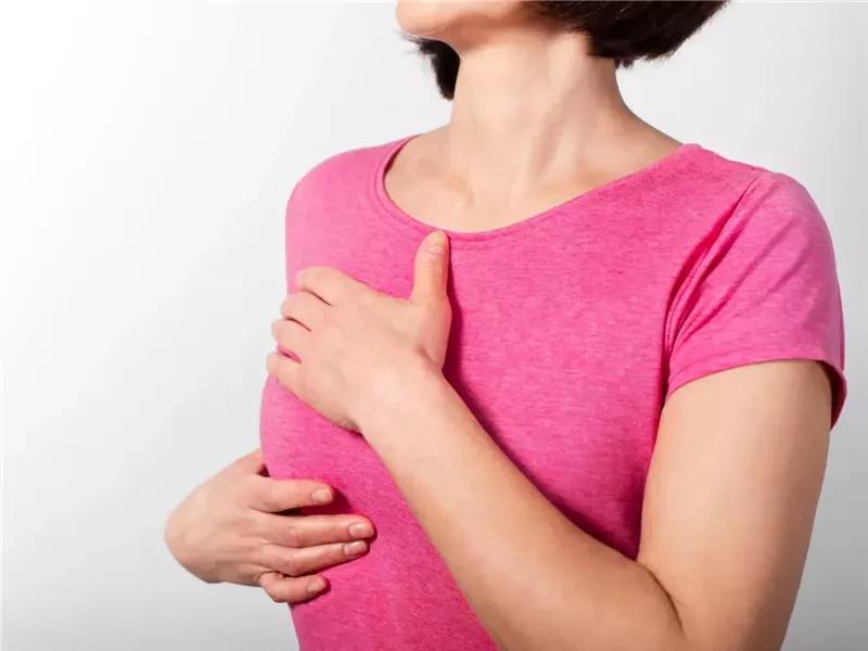  4 خرافات شائعة حول سرطان الثدي.. إليك تصحيحها في أكتوبر الوردي