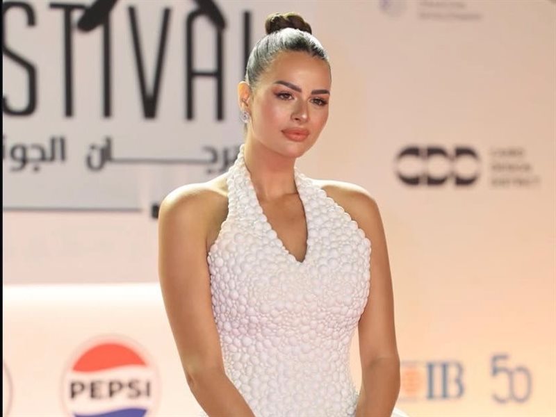 	فخامة الأبيض وأناقة التفاصيل.. هنادي مهنا بإطلالة ساحرة تخطف الأضواء في مهرجان الجونة السينمائي