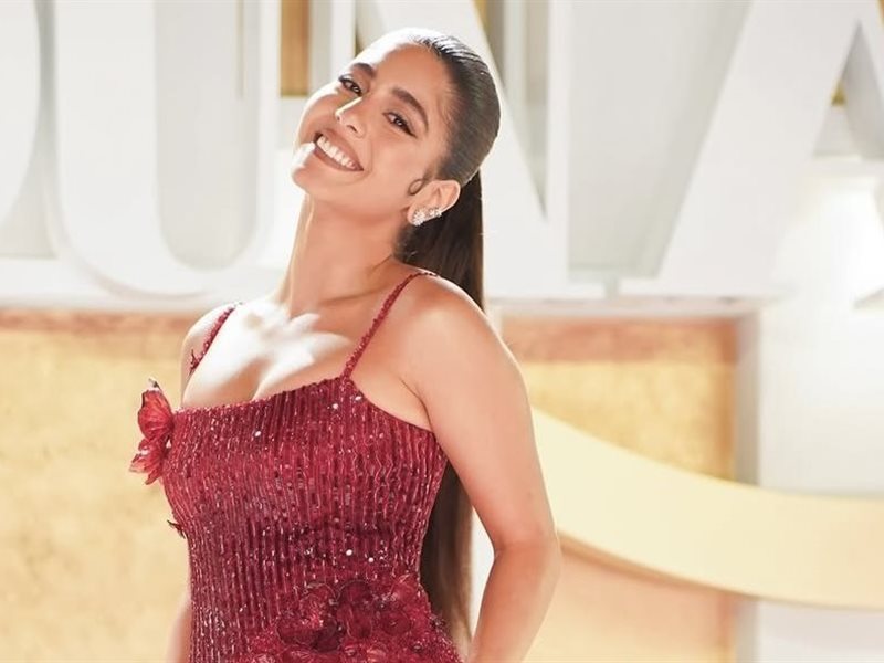 مايان السيد تشعل السجادة الحمراء في مهرجان الجونة بفستان أحمر كرزي بتوقيع إلياس ريجاريغا 