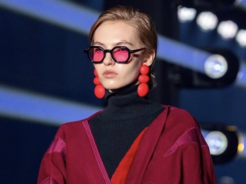 تصاميم “قرمز” تضيء ممرات Riyadh Fashion Week وتكشف ملامح جديدة للأناقة السعودية