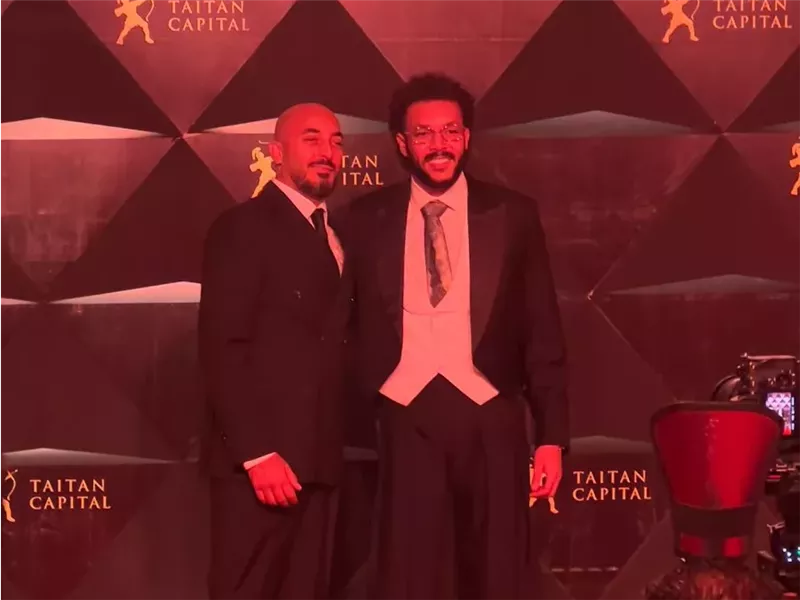 أبو وهشام عباس وويجز وآمون ستار.. أبرز حضور حفل الجرامي في الأهرامات