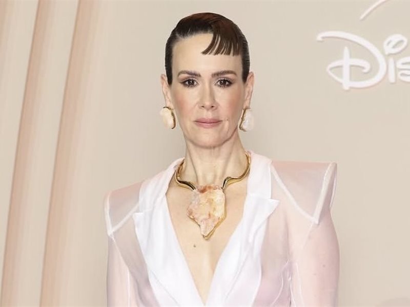 سارة بولسون تتألق بتصميم فني من Schiaparelli في عرض ربيع/صيف 2026