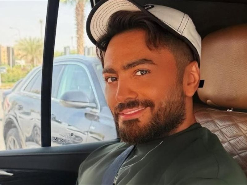 تامر حسني يخضع لعملية جراحية في يده بعد إصابة في الصالة الرياضية ويطمئن جمهوره