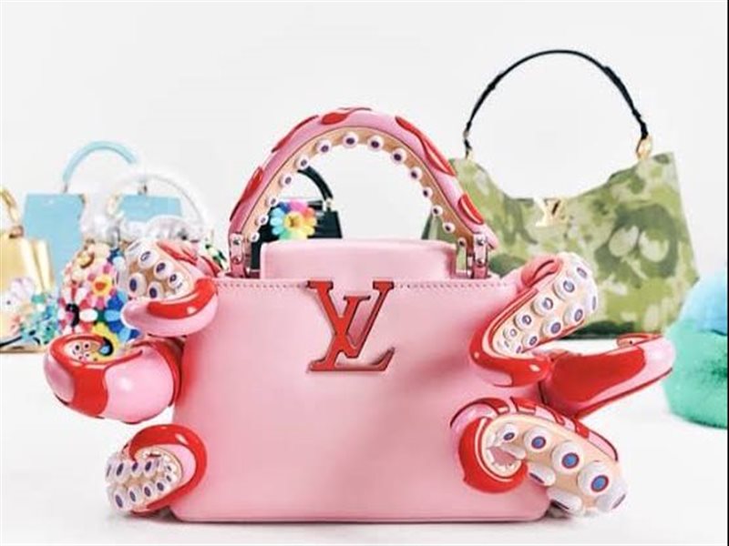 تاكاشي موراكامي يوقّع تعاوناً فنياً جديداً مع لويس فويتون لإعادة تصور حقيبة كابوسين