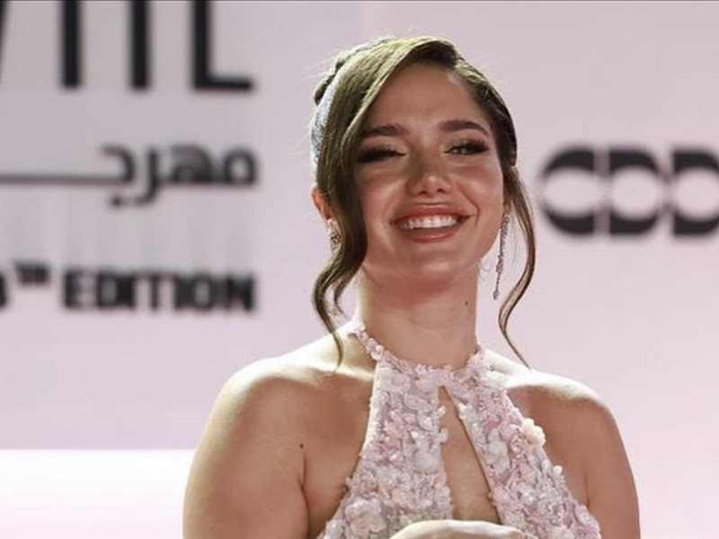 	بعد أزمة صحية قصيرة.. رنا رئيس تعود للجمهور بإطلالة مبهرة في ختام الجونة السينمائي