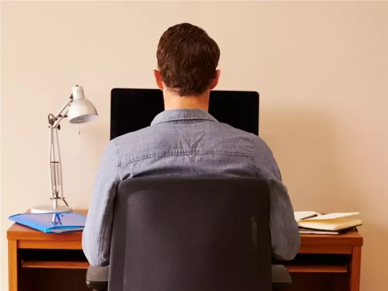 الجلوس طوال اليوم قد يُقصّر عمرك.. إليك كيفية إصلاح الضرر