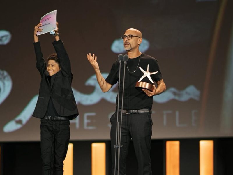 طفل المستعمرة في لحظة مؤثرة بعد فوز الفيلم بجائزة النجمة البرونزية ويشاركه المخرج محمد رشاد بمهرجان الجونة