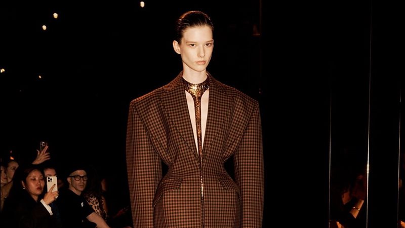 اللون البني