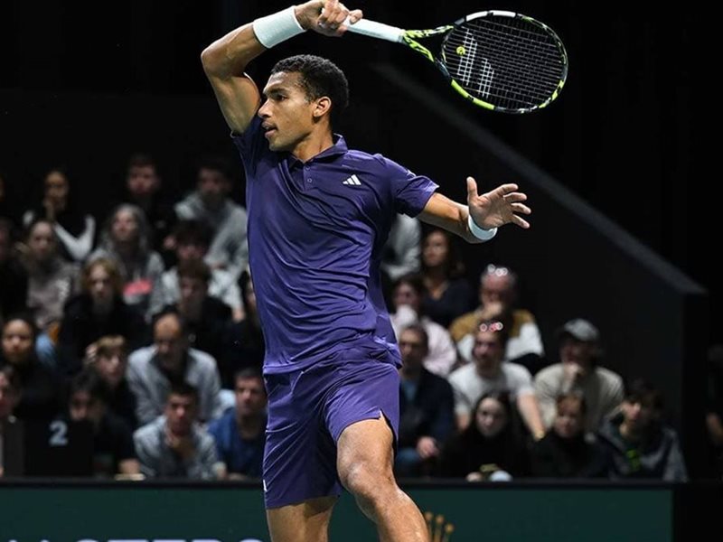 أوجيه ألياسيم يحافظ على آماله في التأهل لنهائيات نيتو بفوز مقنع