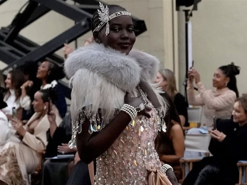 	دار برادا وكاثرين مارتن تنقلان هوليوود الكلاسيكية إلى منصة Vogue World عبر إطلالة أدوت أكيش