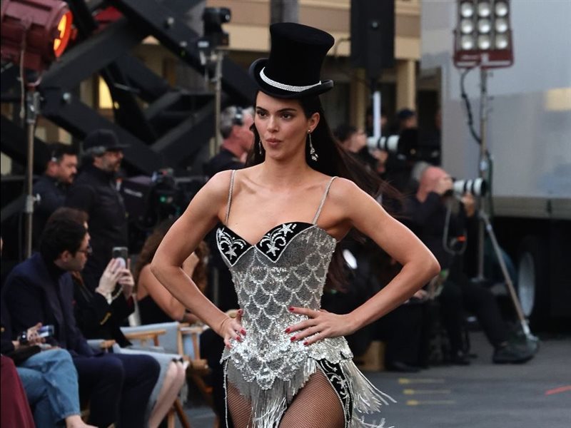 كيندل جينر تفتتح Vogue World 2025 بإطلالة مولان روج تخطف الأنظار