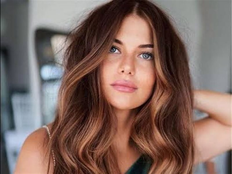 ألوان شعر الموسم: من الشوكولا الغامق إلى الكاراميل العسلي