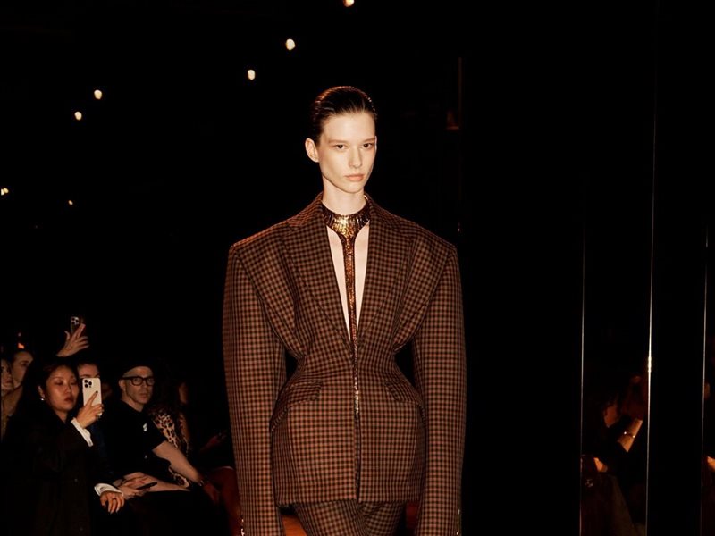  البني يتصدر الموضة: اللون الدافئ الذي هيمن على خريف 2025