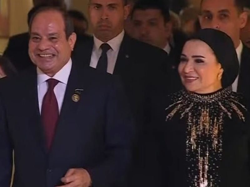 السيدة انتصار السيسي تخطف الأنظار بأناقة فرعونية تجسد الرُقي بتوقيع مرمر حليم في افتتاح المتحف المصري الكبير