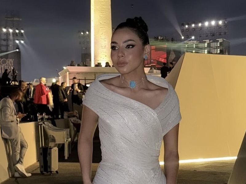 حنين الشاطر بإطلالة بيضاء تخطف الأنظار في افتتاح المتحف المصري الكبير