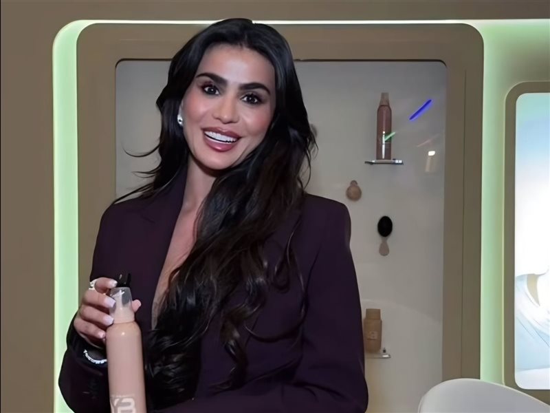 ببصمة Hermès يمنى خوري تخطف الأنظار بإطلالة راقية في قمة فوربس للمرأة بالرياض   