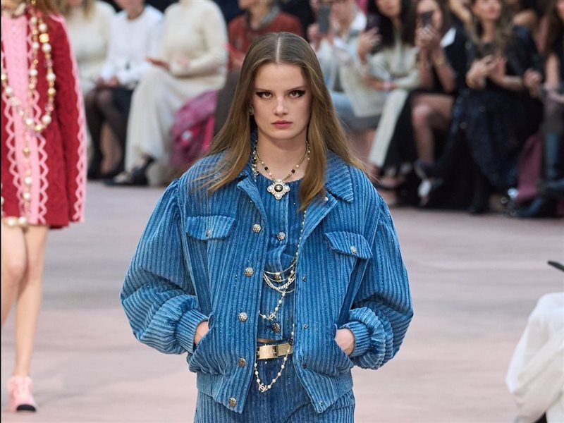  الريترو يعود إلى الواجهة… أناقة الماضي تفرض سحرها على خريف وشتاء 2025–2026