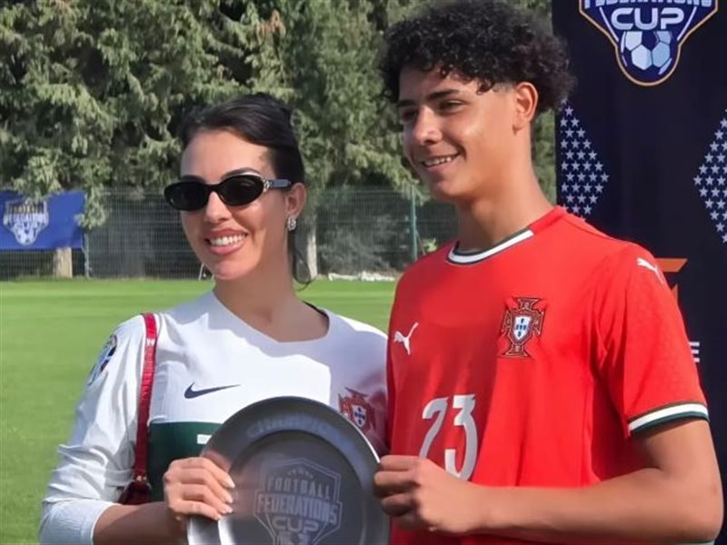 جورجينا تحتفي بنجل كريستيانو رونالدو الأكبر.. وتؤكد: فخورة بابني