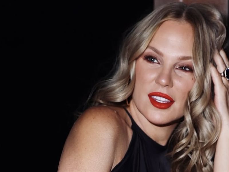 	شيرين رضا تخطف الأنظار بإطلالة سوداء أنيقة في احدث جلسة تصوير لها 